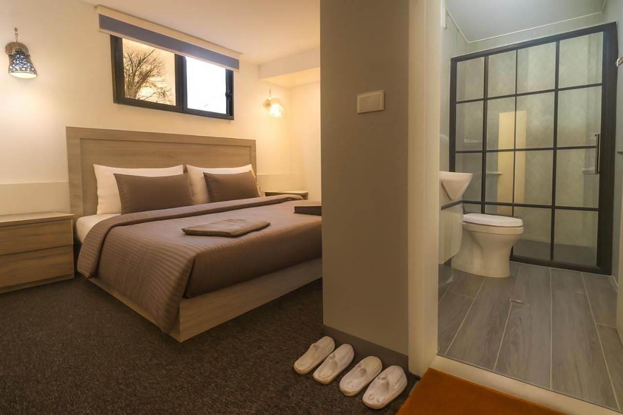 Double room with walk-in shower
