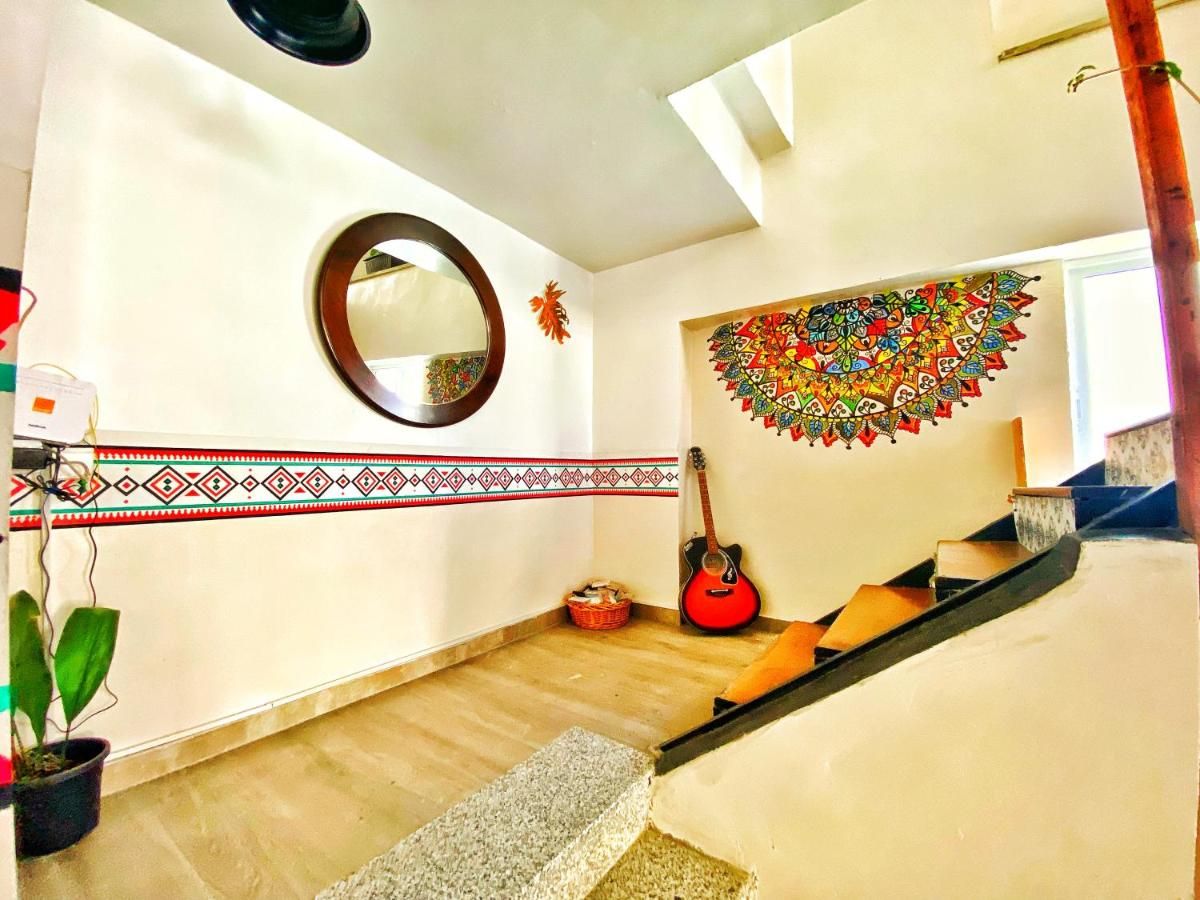 Lounge corner with guitar and mirror
