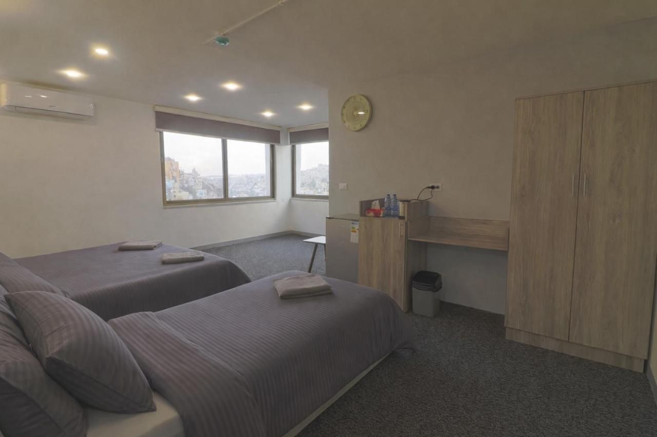 Triple room with window