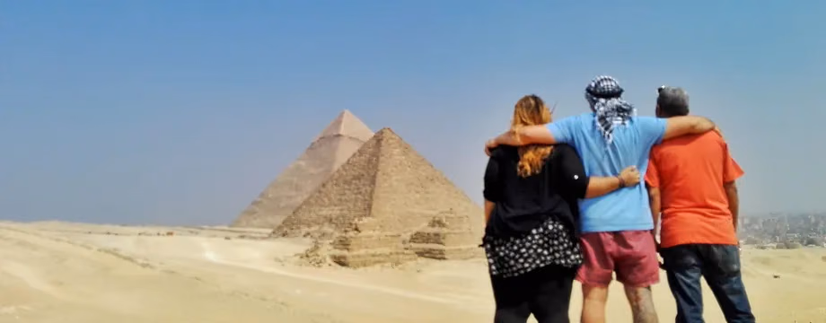 Friends arm in arm on the Giza plateau
