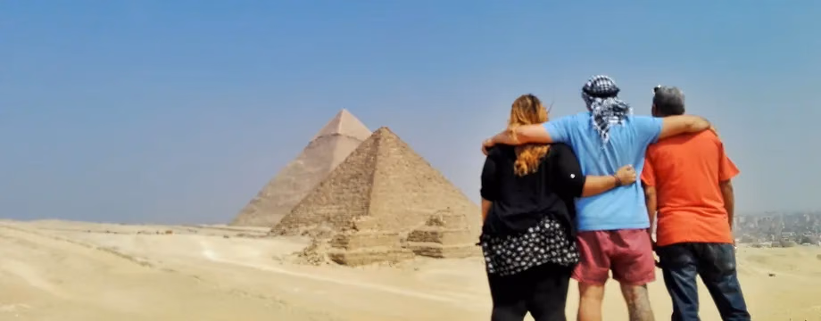 Friends arm in arm on the Giza plateau
