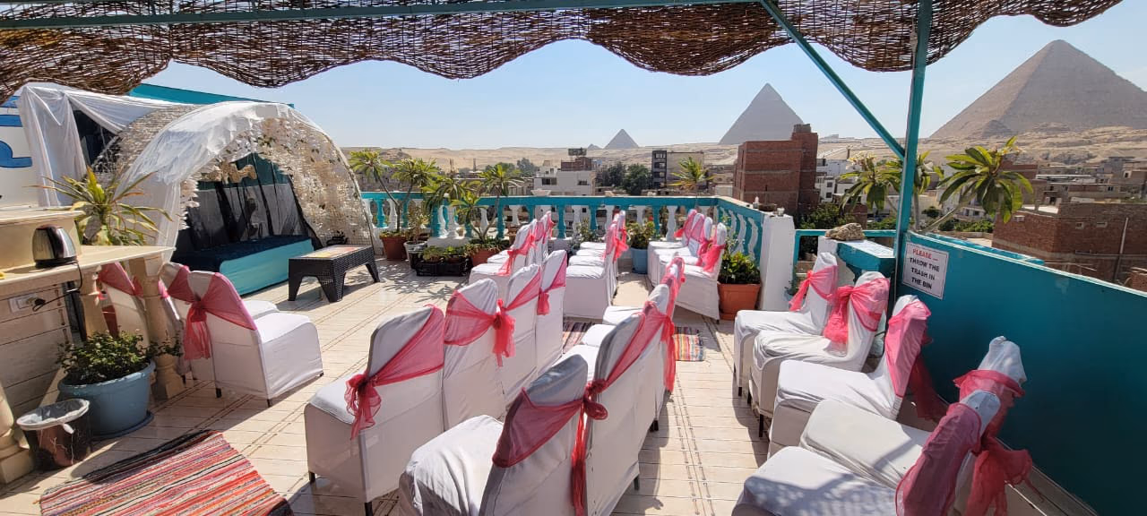 The rooftop terrace of Pyramids Temple Guest House facing the pyramids