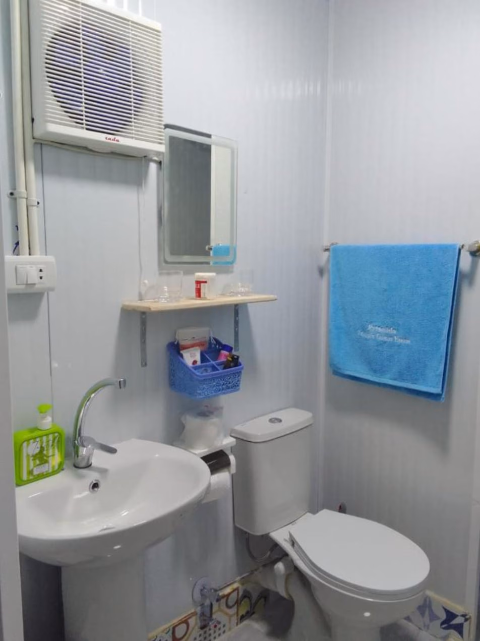 Private bathroom with towels embroidered with the guest house name