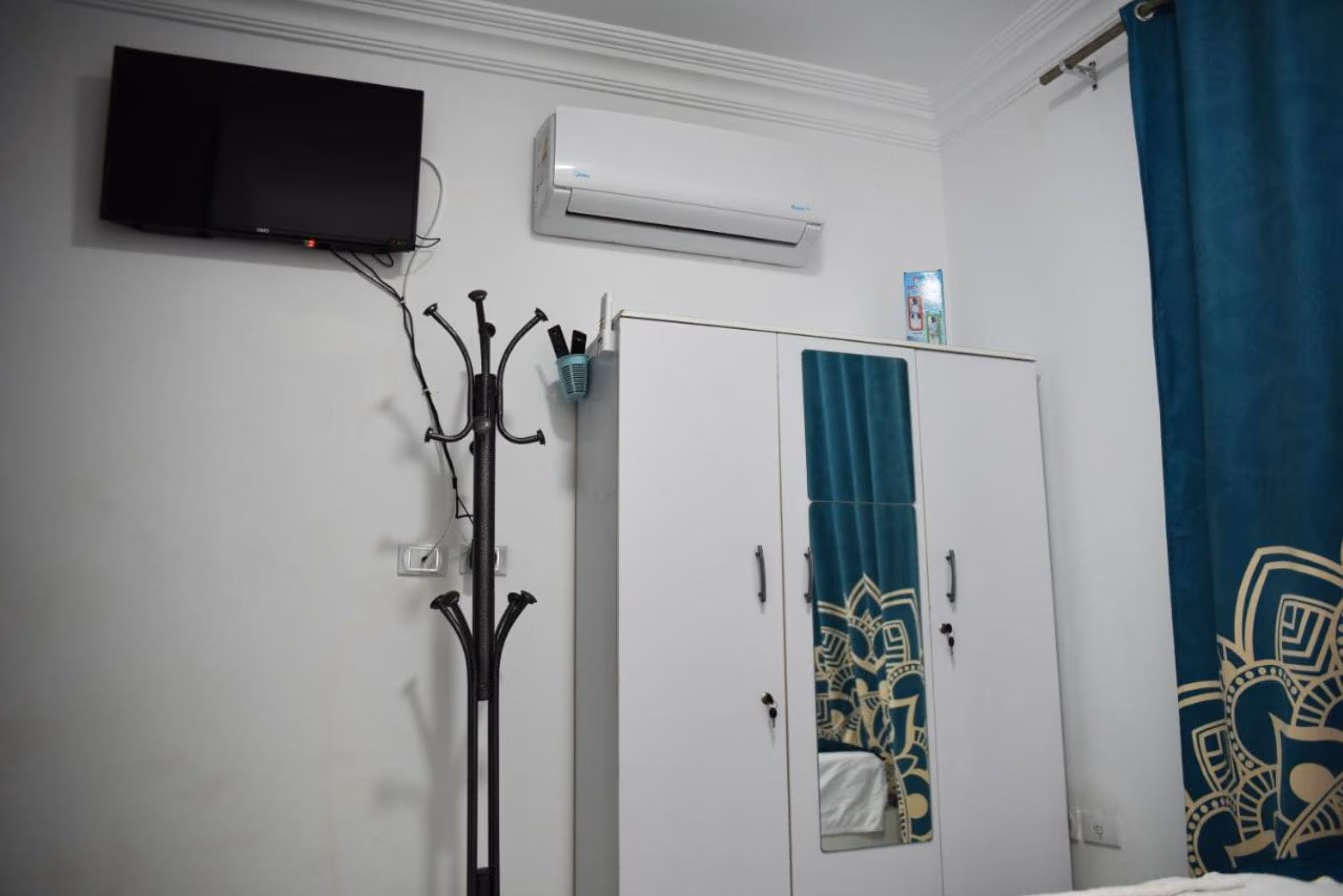 Queen Room with wall TV, air conditioning and wardrobe